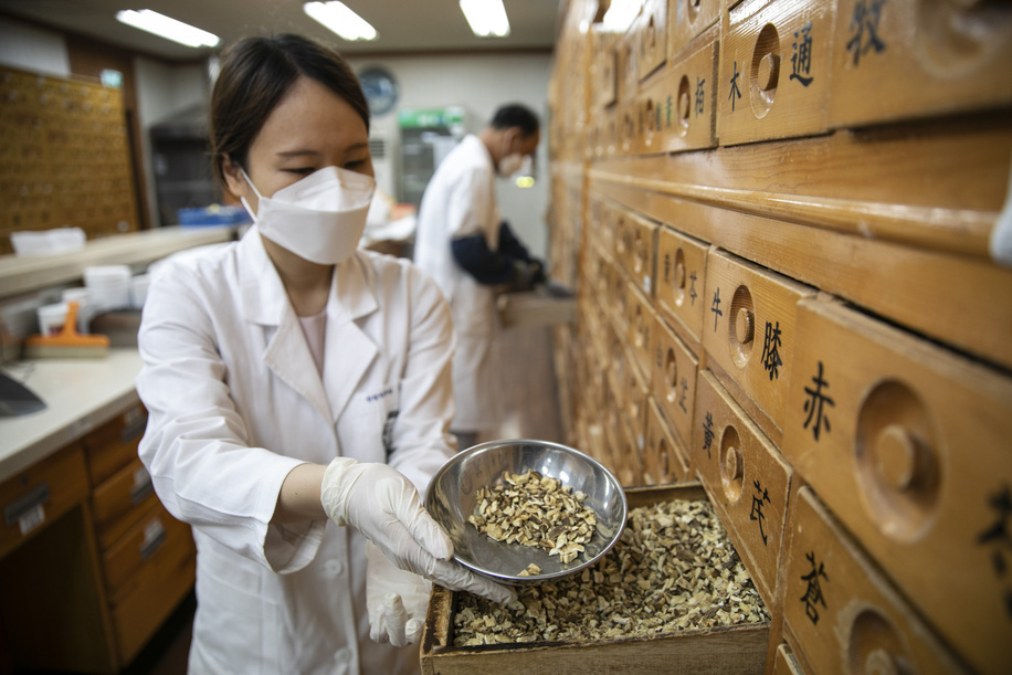 Kim Ji-hye, an oriental pharmacist, scoops an herb medicine at the pharmacy for oriental medicine in Kyung Hee University, Seoul, Republic of Korea. Partnership between World Health Organization (WHO) Western Pacific Regional Office (WPRO) and Republic of Korea has been crucial for implementing the Regional Strategy for Traditional Medicine in the Western Pacific. WHO works closely with collaborating centres in Korea including Kyung Hee University which has actively supported WHO WPRO’s work especially for research and evidence generation for Traditional and Complementary Medicine. Disclaimer: This image was captured during the global response to the COVID-19 pandemic. While the contents of this image might not be directly related to COVID, processes reflect the guidance communicated by local public health authorities at the time of its capture. Please note, public health guidance differs among countries and is indicative of the local context.