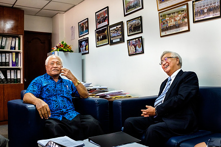 Dr Shin Young-soo, WHO Regional Director for the Western Pacific meets with the Minister of Health, Dr Talalelei Tuitama, in Samoa. Note: Title of WHO staff reflects their respective position at the time the photo was taken.