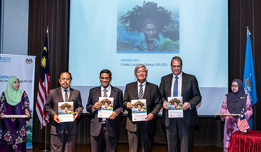 Dr Shin Young-soo (center right), WHO Regional Director for the Western Pacific and Dr Subramaniam Sathasivam (center left), Minister of Health during the https://www.who.int/publications/i/item/WPRO-2017-DPM-002 launching in Kuala Lumpur.   Read more: https://www.who.int/westernpacific/news/item/28-03-2017-malaysia-teams-up-with-who-to-improve-health-for-all Note: Title reflects the respective position of the subject at the time the photo was taken.