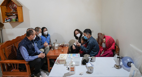 The family of 79 year old Bui Thi Khoa (in red) talks to the World Health Organization team headed by Dr Takeshi Kasai (center left), WHO Regional Director for the Western Pacific, accompanied by Dr Thi Giang Huong Tran (3rd from left), Director, Division of Programmes for Disease Control, and Dr Kidong Park (1st from left), WHO Representative in the Socialist Republic of Viet Nam, during their visit in Đá Đứng Village, Đài Sơn Commune, Văn Yên District, Yên Bái Province. Note: Title reflects the respective position of the subject at the time the photo was taken. Disclaimer: This image was captured during the global response to the COVID-19 pandemic. The contents of this image reflect the guidance communicated by local public health authorities at the time of its capture. Please note, public health guidance differs among countries and is indicative of the local context.