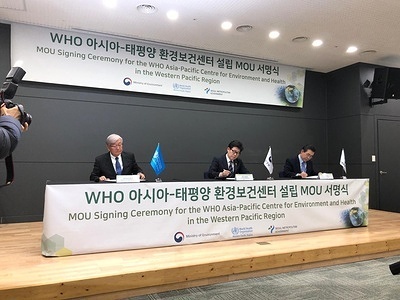 Memorandum of understanding signing ceremony for the WHO Asia-Pacific Centre for Environment and Health in the Western Pacific Region by (from left to right) Dr Shin Young-soo, WHO Regional Director for the Western Pacific, Mr Cho Myung-rae, Minister of Environment of the Republic of Korea and Mr Park Won-soon, Mayor of Seoul. Note: Title reflects the respective position of the subject at the time the photo was taken.
