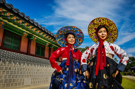 Women in traditional costume (Hanbok) at Gyeongbokgung Palace