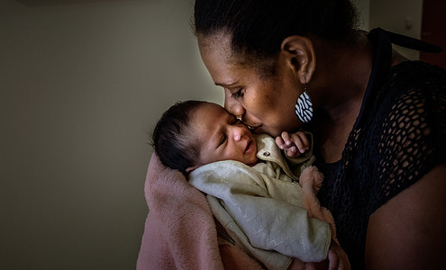 Photo of mother and child in New Caledonia