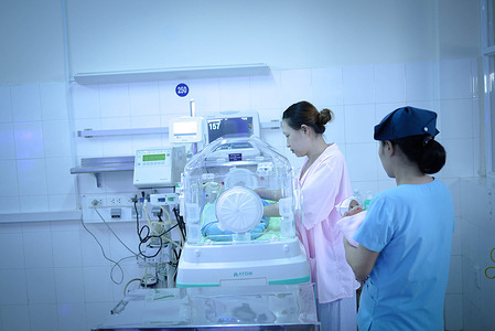 Mother checking on her baby inside the incubator in Da Nang Hospital for Women and Children. The  People of the Western Pacific   (POWP) project aims to bring a human perspective to the main public health priorities that have emerged for Member States across the Region. Through interviews and photo essays, these stories provide a snapshot of the subjects’ lives, concerns, dreams and expectations for the future.   Related: https://www.who.int/westernpacific/news-room/feature-stories/item/early-essential-newborn-care-delivers-better-health-for-higher-risk-babies https://www.who.int/westernpacific/news-room/feature-stories/item/skin-to-skin-contact-helps-newborns-breastfeed https://www.who.int/westernpacific/news-room/feature-stories/item/a-first-embrace-after-caesarian-section-is-saving-newborn-lives-in-viet-nam Watch: https://www.youtube.com/watch?v=QXhLis9jDwQ https://www.youtube.com/watch?v=XFH8IsYreE0