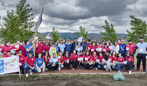 Participants pose for a photo during the Walk the Talk event for the Health for All Challenge at the National Garden Park in Ulaanbaatar. Disclaimer: This image was captured during the global response to the COVID-19 pandemic. While the contents of this image might not be directly related to COVID, processes reflect the guidance communicated by local public health authorities at the time of its capture. Please note, public health guidance differs among countries and is indicative of the local context.