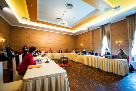 The fourth Regional Forum of WHO Collaborating Centres in the Western Pacific was held in Cambodia on 28-29 November 2022. With more than 190 WHO collaborating centres located in 10 Member States in Western Pacific Region, collaborating centres network set up by WHO supports its programmatic mandate at country, regional and global levels. The Forum provides an opportunity for collective deliberation to achieve more effective and accountable partnerships.   Read more:  https://www.who.int/westernpacific/whocc-forum/fourth-forum https://www.who.int/westernpacific/news/item/29-11-2022-health-experts-from-across-the-western-pacific-gather-in-siem-reap-to-strengthen-collaboration-with-who-on-regional-priorities Disclaimer: This image was captured during the global response to the COVID-19 pandemic. While the contents of this image might not be directly related to COVID, processes reflect the guidance communicated by local public health authorities at the time of its capture. Please note, public health guidance differs among countries and is indicative of the local context.