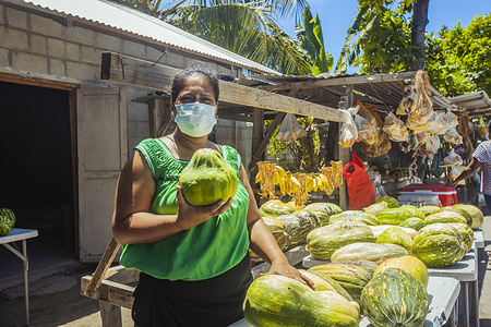 A local fruit and vegetable market in Kiribati.  Disclaimer: This image was captured during the global response to the COVID-19 pandemic. While the contents of this image might not be directly related to COVID, processes reflect the guidance communicated by local public health authorities at the time of its capture. Please note, public health guidance differs among countries and is indicative of the local context.