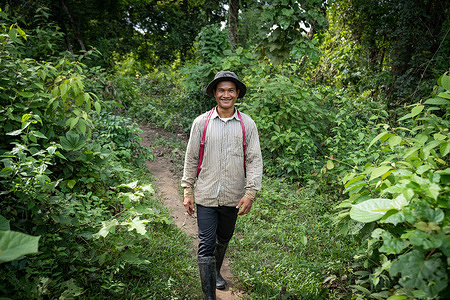 A local in Siem Pang District visited by Chan Sophal's team. The Last Mile to Malaria Elimination programme focuses on the target group of men aged 15-49 years who are most likely to catch malaria. Sophal's team educates and encourages them to take preventive medication before they go to the high risk malaria areas. Who’s WHO video series tells the story of WHO workforce and the work they do to promote health, keep the world safe, and serve the vulnerable. In an elimination setting like Cambodia, communities must travel long distances to the nearest centre to access malaria services. The immense dedication of health workers are essential for eliminating malaria in the Greater Mekong subregion by 2030.    Watch https://www.who.int/westernpacific/news-room/multimedia/overview/item/reaching-out-to-remote-communities-to-eliminate-malaria#