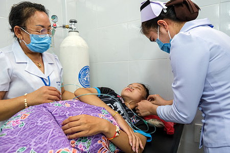 A young patient receives oxygen in Savannakhet Provincial Hospital. In a landmark step for healthcare in Lao People’s Democratic Republic (Lao PDR), WHO opened three provincial medical oxygen plants across the country. The three containerized oxygen plants are part of a 33.5 billion Lao Kip (US$ 1.7 million) donation from WHO, which will provide enough oxygen to assist tens of thousands of patients each year.   Read more: https://www.who.int/laos/news/detail/08-09-2023-lao-pdr-s-second-provincial-medical-oxygen-plant-opens