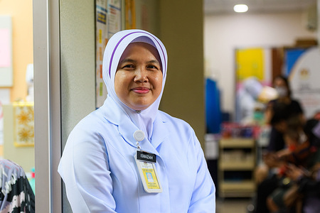 Ismaziah, a community nurse and midwife serving in Broga, Malaysia. She supports mothers and their newborns by conducting home visits throughout the first six weeks of the baby’s life. Through her work, she helps to make sure that babies are given a healthy start. Universal health coverage (UHC) is a vision where all people and communities have access to quality health services where and when they need them, without suffering financial hardship. Based on a strong primary health care system, it includes the full spectrum of health services required throughout life, but also prioritizes keeping healthy patients healthy.    Read more: https://www.who.int/westernpacific/news-room/feature-stories/item/affordable--accessible-health-care-gets-results--financial-protection-and-people-centred-care-in-malaysia Watch: https://www.youtube.com/watch?v=_QIZ8zdn9Wk
