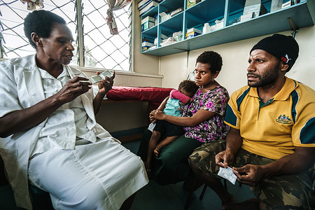 Health worker provide counselling on contraceptive method to a family at Goroka General Hospital