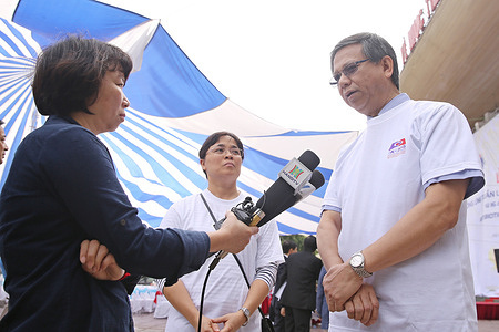 Dr Lokky Wai, WHO Representative in Viet Nam, being interviewed during the during one million signature campaign. In 26 October 2015, Viet Nam launched a one million pledges campaign of individuals making personal pledge to make better use of antibiotics and help save these vital medicines from becoming ineffective. This campaign is culminating in Hanoi at a national event on the 21nd of November. World Health Organization in Viet Nam (WHO) and the government of Viet Nam join hands organizing the first national Antibiotic Awareness Week. Departments of Health together with the Provincial People’s Committee of the provinces of Viet Nam participated in a national relay to raise awareness amongst the general public on the responsible and safe use of antibiotics.   Related:  https://www.who.int/westernpacific/news/item/16-11-2015-world-health-organization-launches-world-antibiotic-awareness-week-to-promote-best-practices-in-the-western-pacific-region# https://www.who.int/vietnam/news/detail/16-11-2015-who-supports-nationwide-campaign-to-combat-antimicrobial-resistance Note: Title reflects the respective position of the subject at the time the photo was taken.